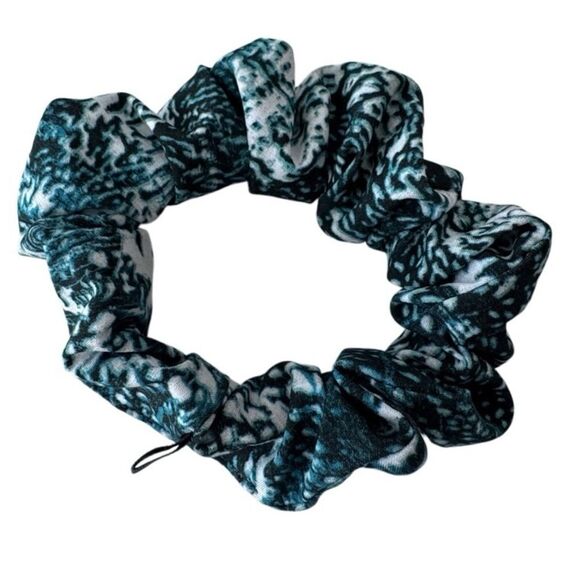 Lululemon Fringe Fighter Reversible Headband and Lululemon Uplifting Scrunchie - Picture 3 of 16